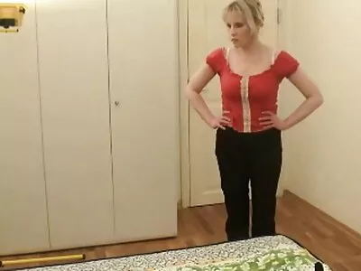 Bebek derin bir boğaz almayı öğrenir denizde gizli porno