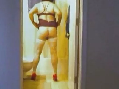 Güzel kadın bir erotik gizli adamla canlı bir web kamerası sohbeti var ve önünde mastürbasyon yaptı,keyfini çıkarın