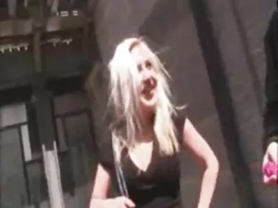 Kamera için dans etmeyi sokakta gizli porno seviyorum