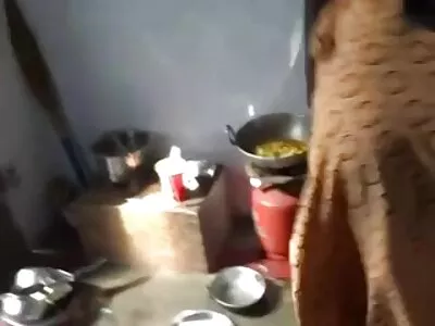 Sevimli bir esmer bir horoz emiyor türkçe gizli çekim porno