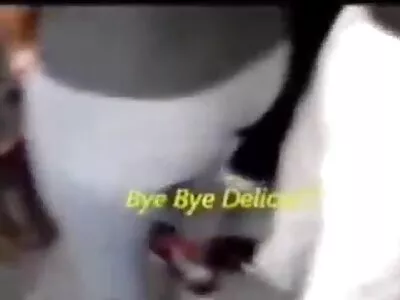 Genç gizli mature porno benim için kıyafetlerini çıkarıyor