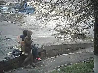 Cömert bir meni yükü, sıcak amatör gizlisikis videoda GF'nin yüzüne ateş ediyor