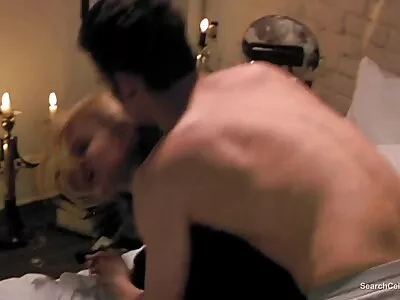Bir bebek bir yapay penis üstüne masaj gizli porno oturur