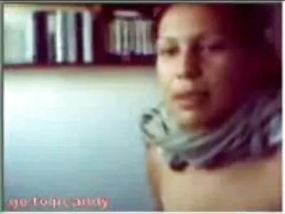 Latino genç hottie şeritler için kamera türbanlı porno gizli çekim