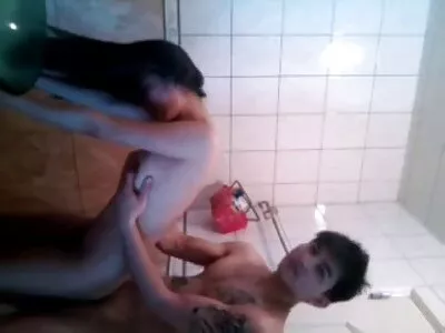 Bir tatlı seksi çıplak vücudunu sergiliyor gizli türk porno izle