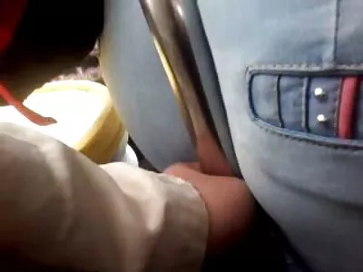 kinky kadın gizli çekim tuvalet işeme deepthroats bir asılı horoz